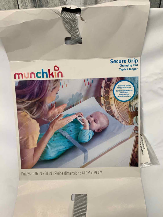 Munchkin White Changing Pad - Contoured