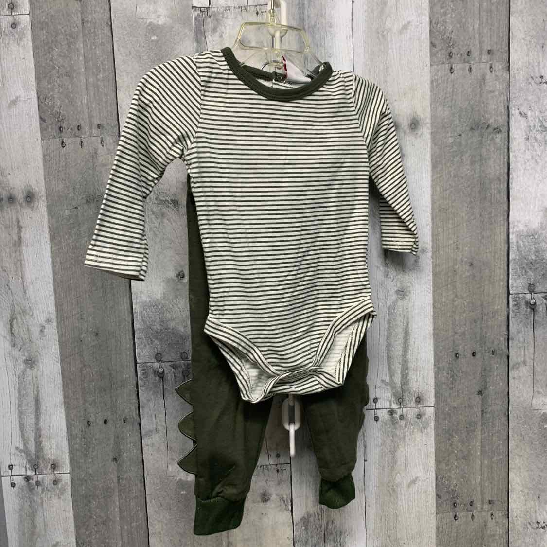 Size 18 Months Green Striped Mid Brand Shirt/Pants
