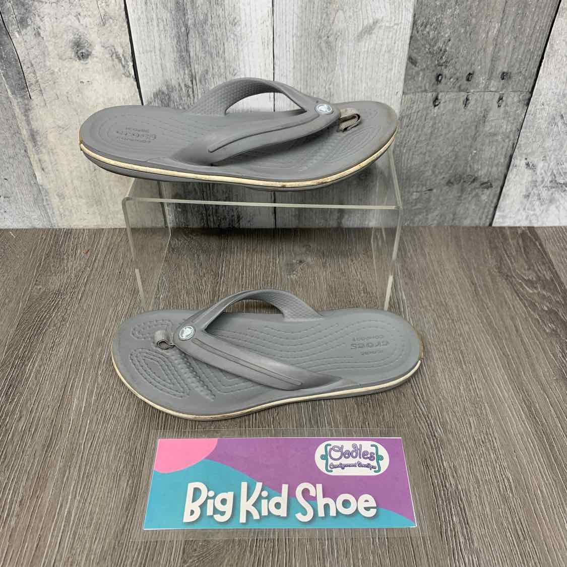 Size 1 Gray Crocs Sandals