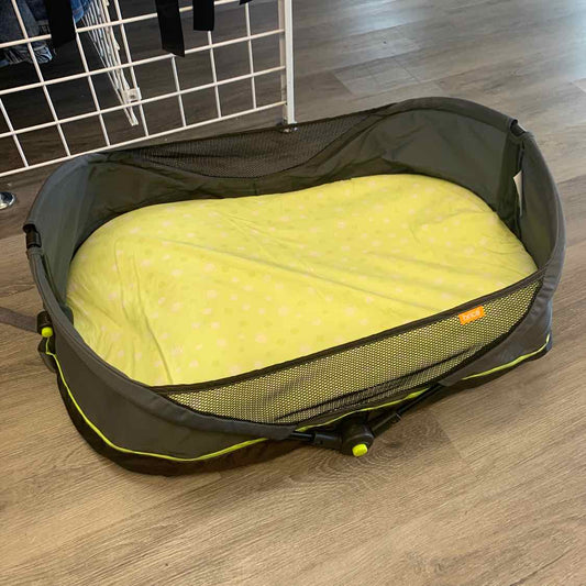 brica Gray/Green Travel Bed