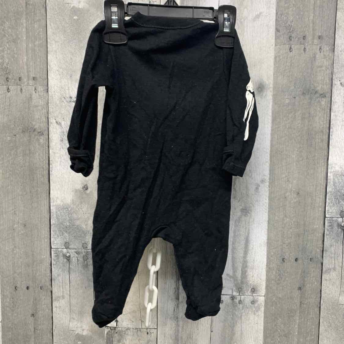 Size 0-3 Months Black Print Old Navy Footy PJs