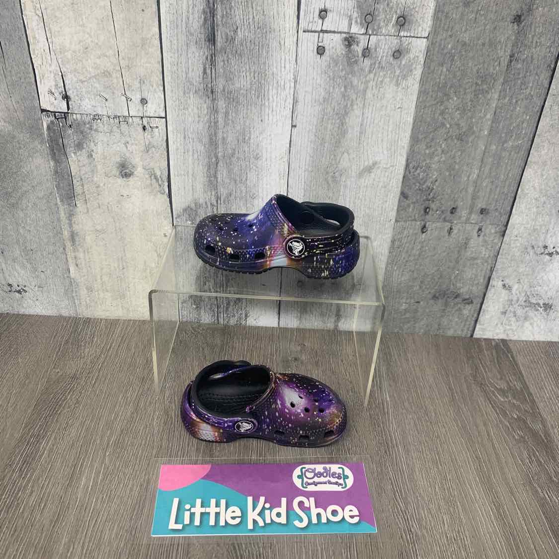 Size 5 Black Graphic Crocs Water Shoes - OodlesCB
