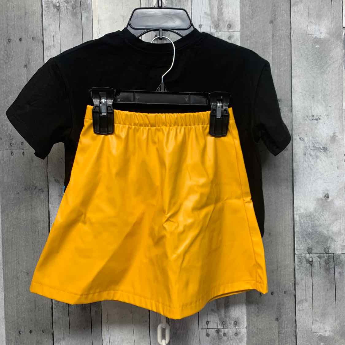 Size 7 Black/Yellow Name Brand Shirt/Skirt