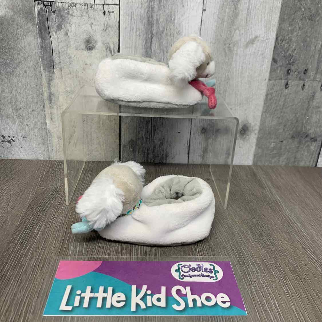 Size 6-12 Months White B Brand Slippers