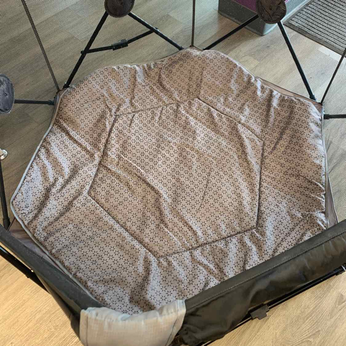 Generic Black/Gray Play Yard