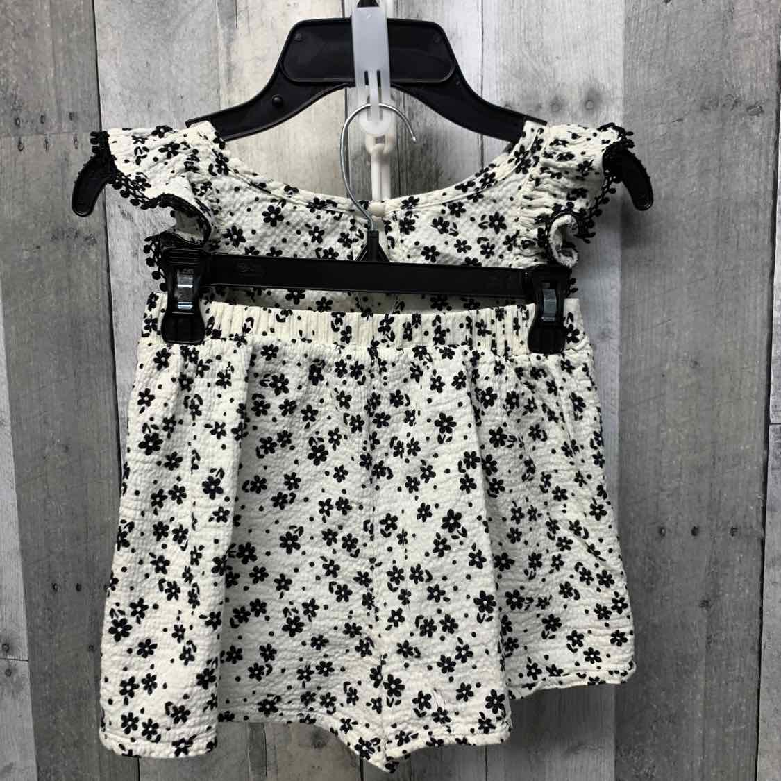 Size 7/8 White/Black Mid Brand Shirt/Shorts