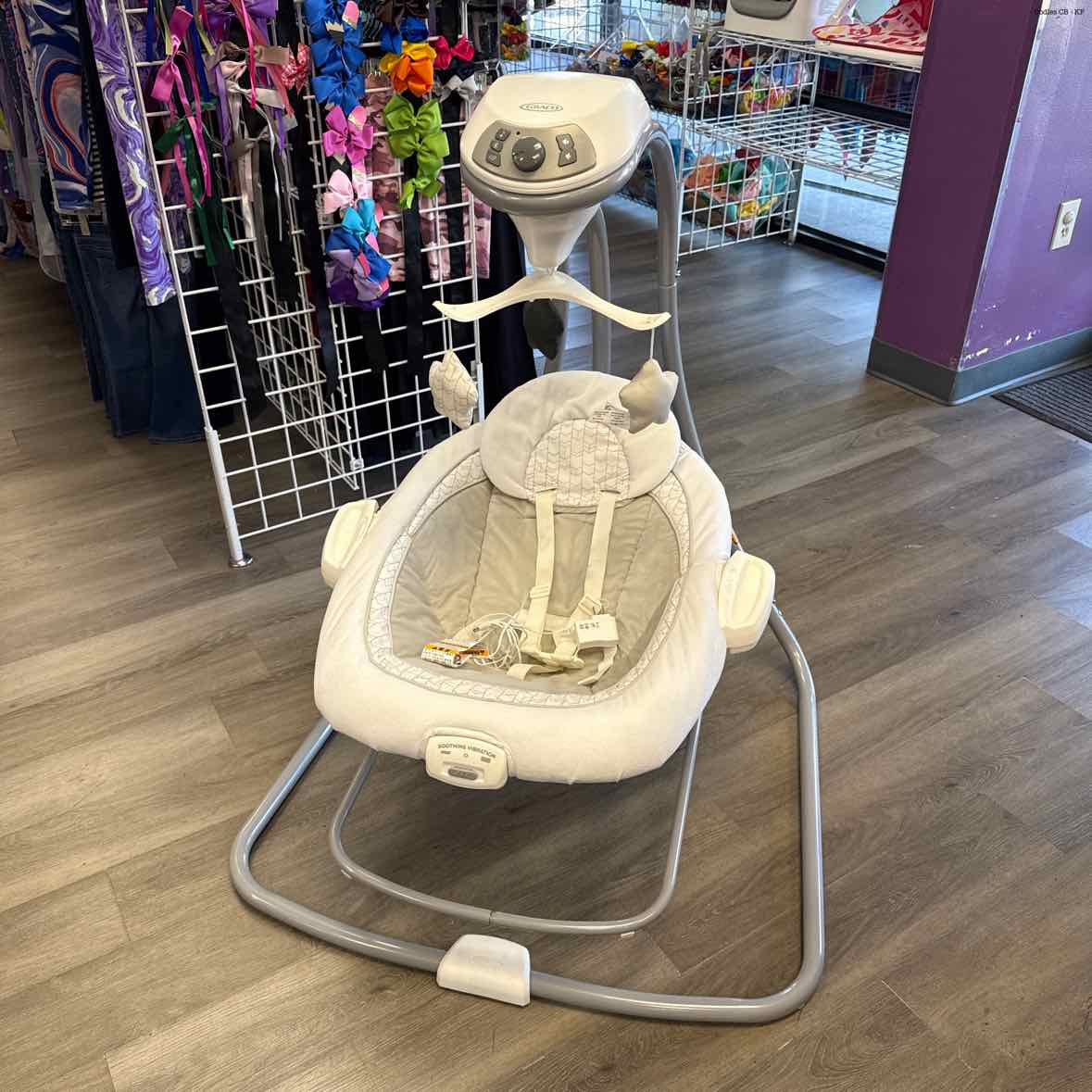 Graco White/Gray Swing w/ Pwr Plug