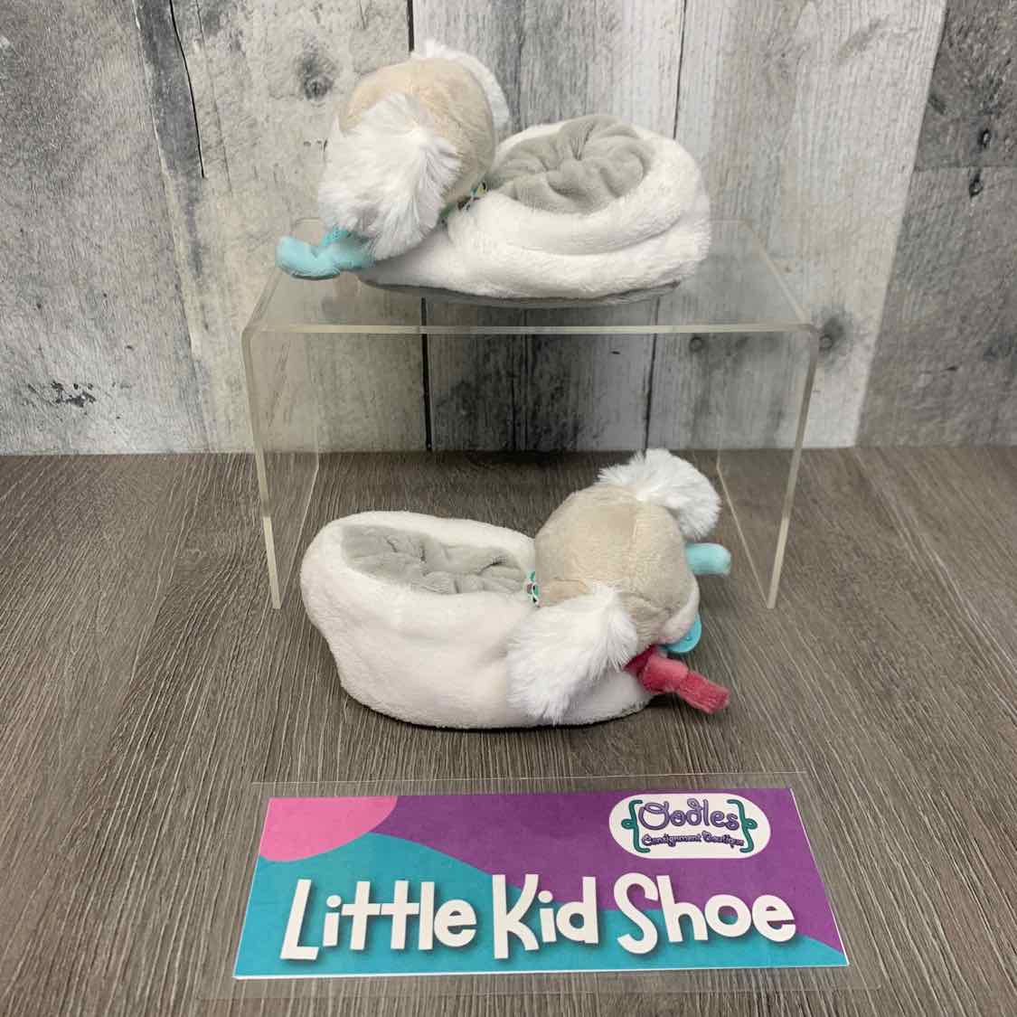 Size 6-12 Months White B Brand Slippers