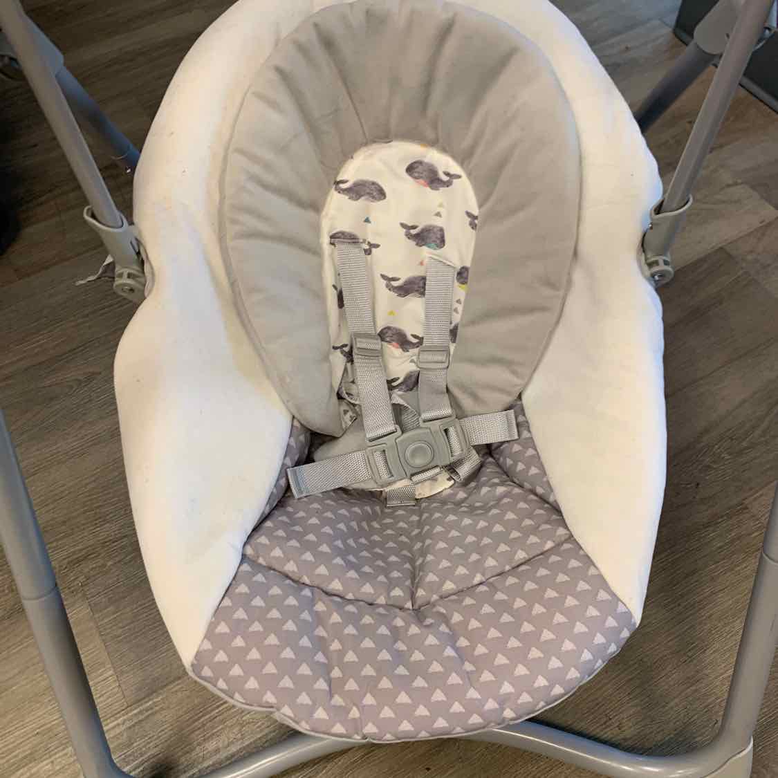 Graco Gray/White Travel Swing