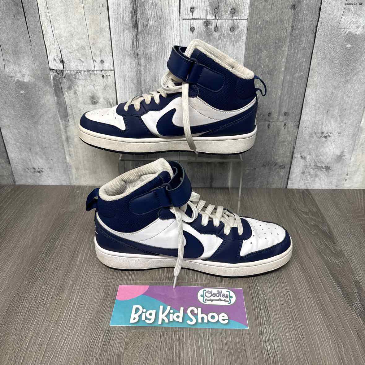 Size 7 White/Navy Sport Brand Sneakers