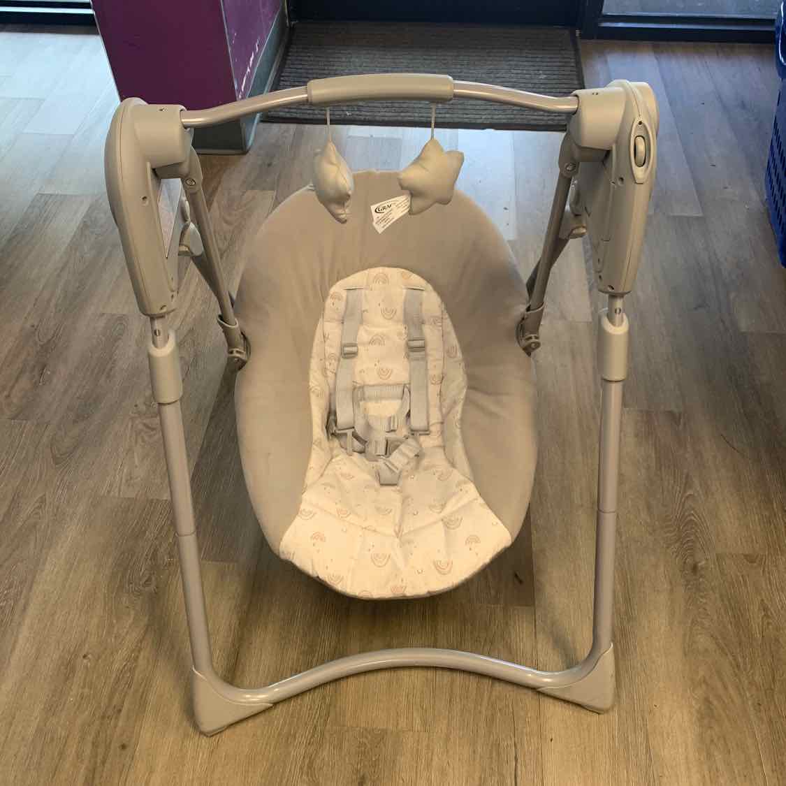 Graco Gray/White Swing - No Pwr
