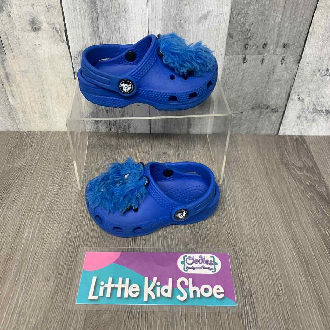 Size 7 Blue Crocs Water Shoes - OodlesCB