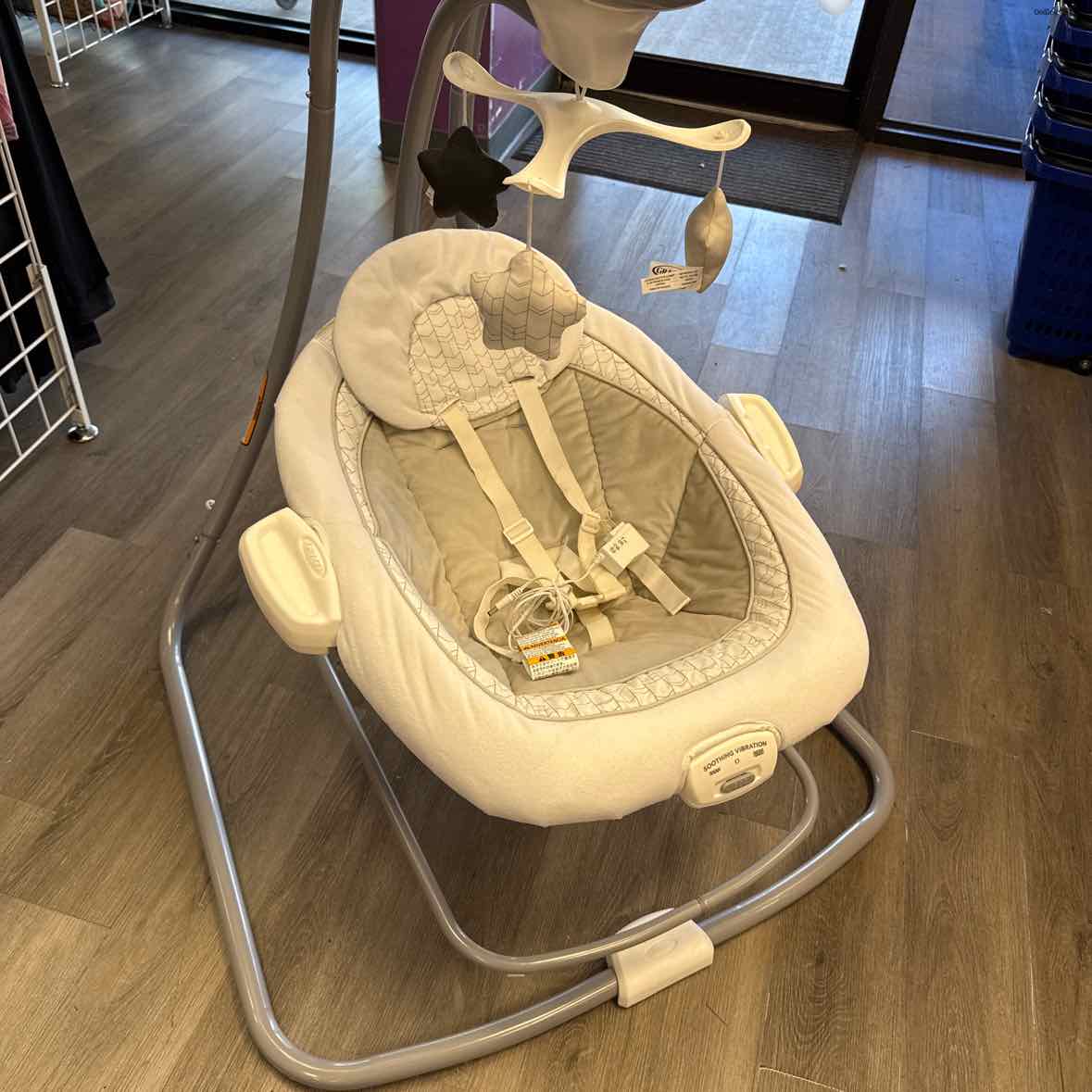 Graco White/Gray Swing w/ Pwr Plug
