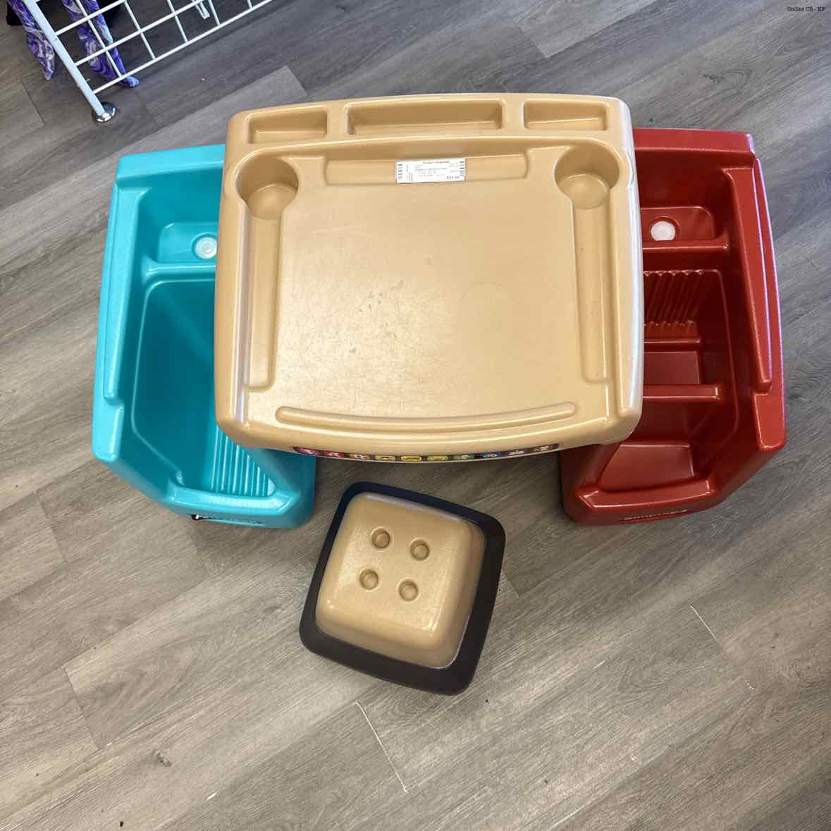 Generic Tan/Red Desk - OodlesCB