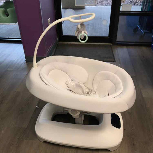 Graco White Swing w/ Pwr Plug