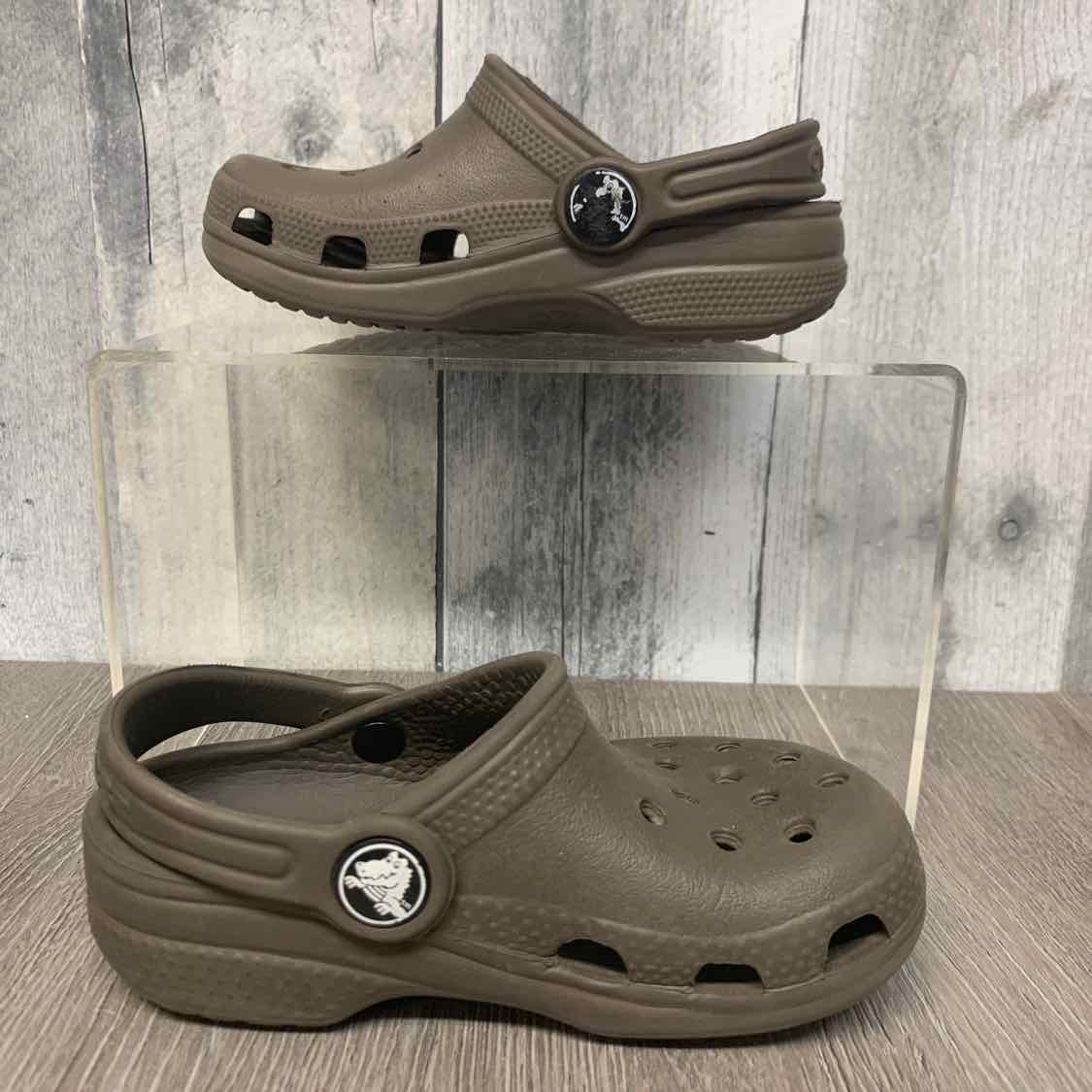 Size 6 Gray Crocs Water Shoes