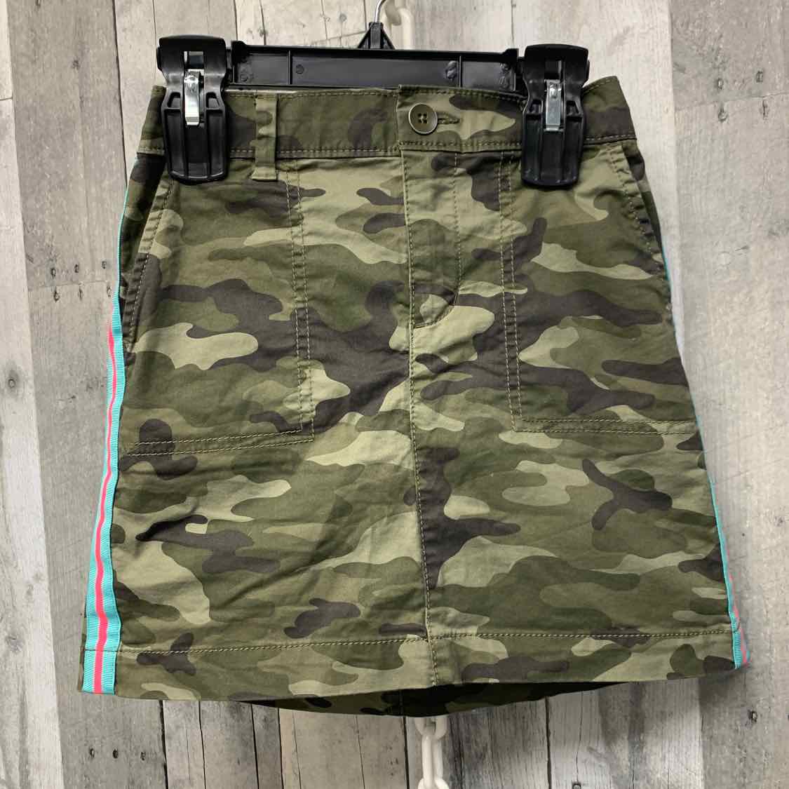 Size Medium Green Camo Gap Skirt