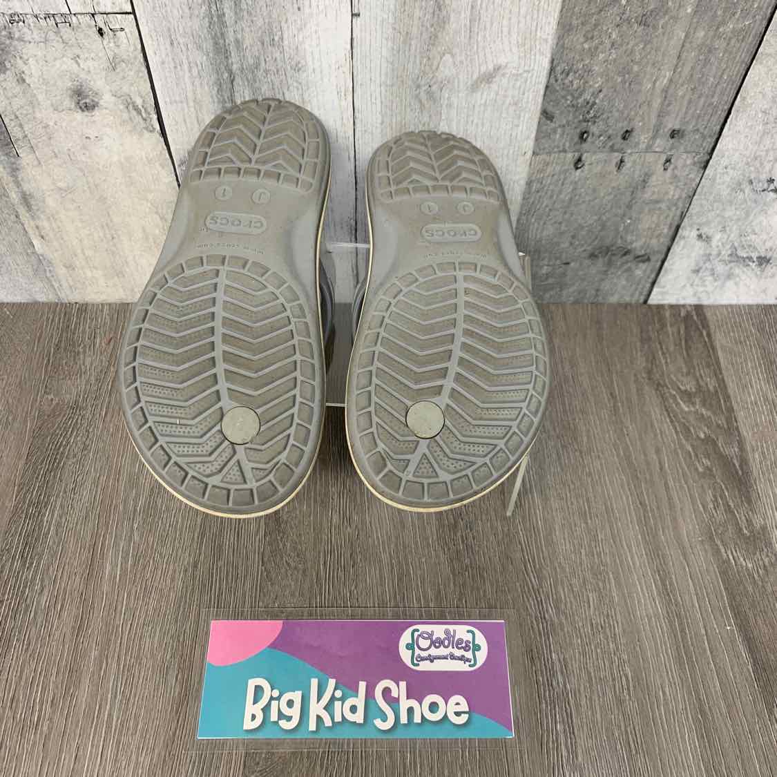 Size 1 Gray Crocs Sandals