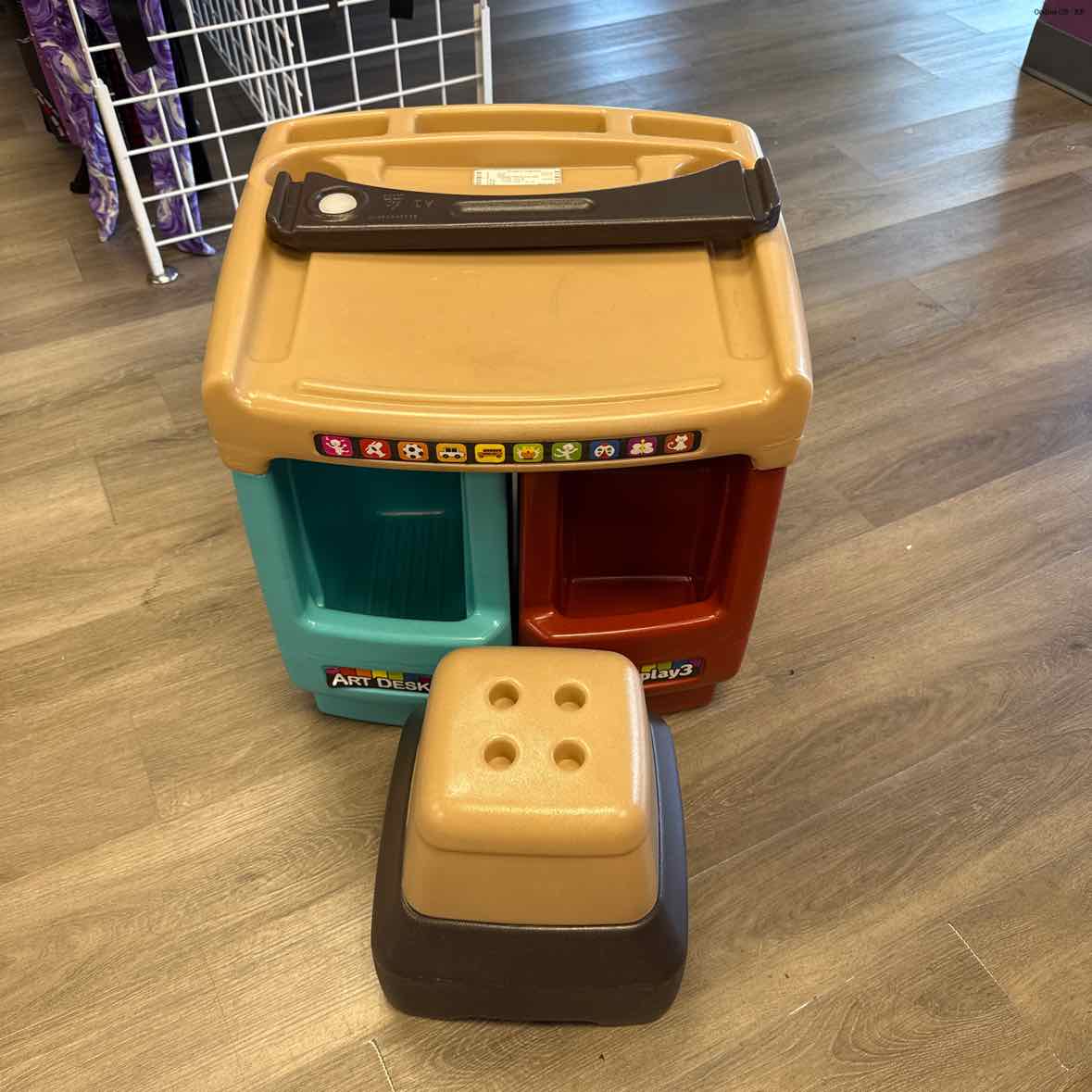 Generic Tan/Red Desk - OodlesCB