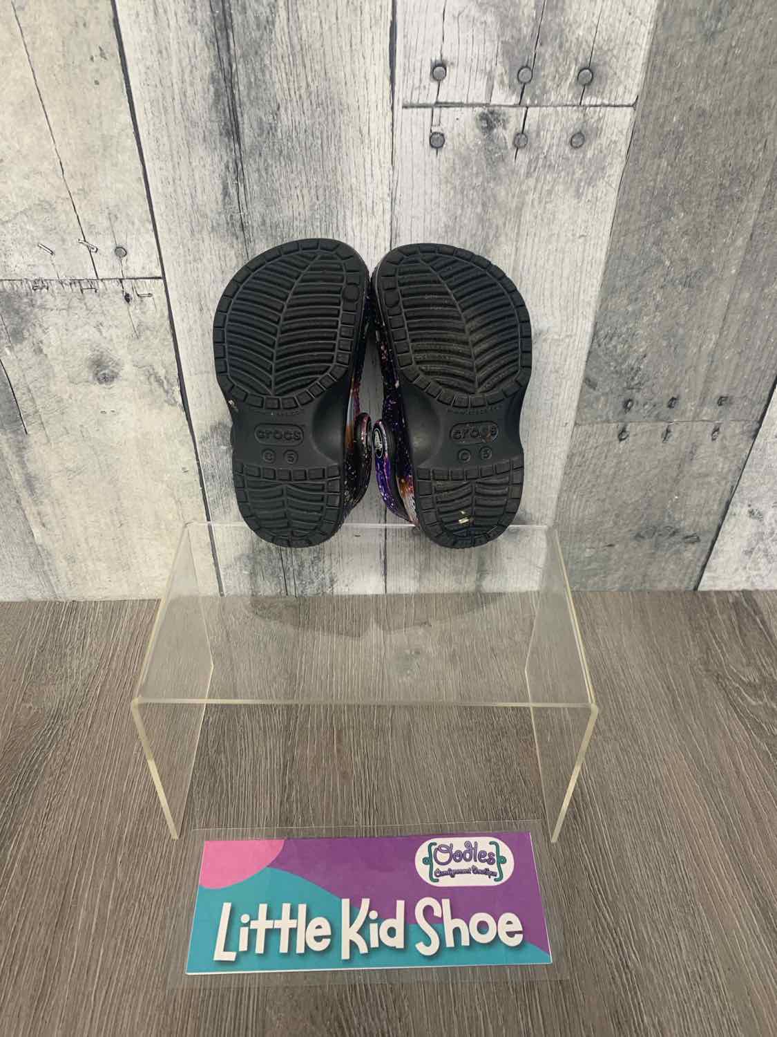 Size 5 Black Graphic Crocs Water Shoes
