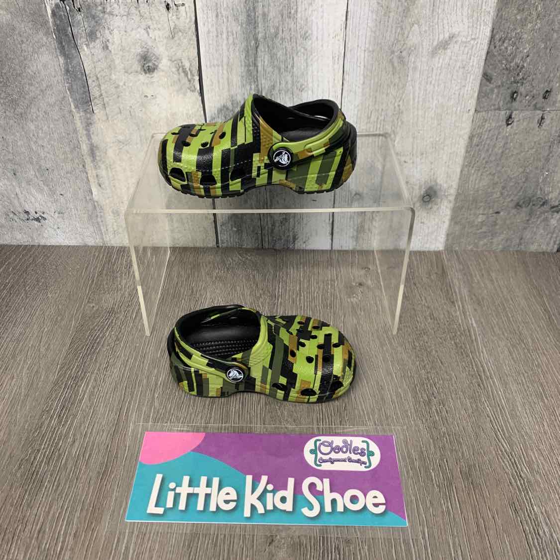 Size 3 Black/Green Crocs Water Shoes
