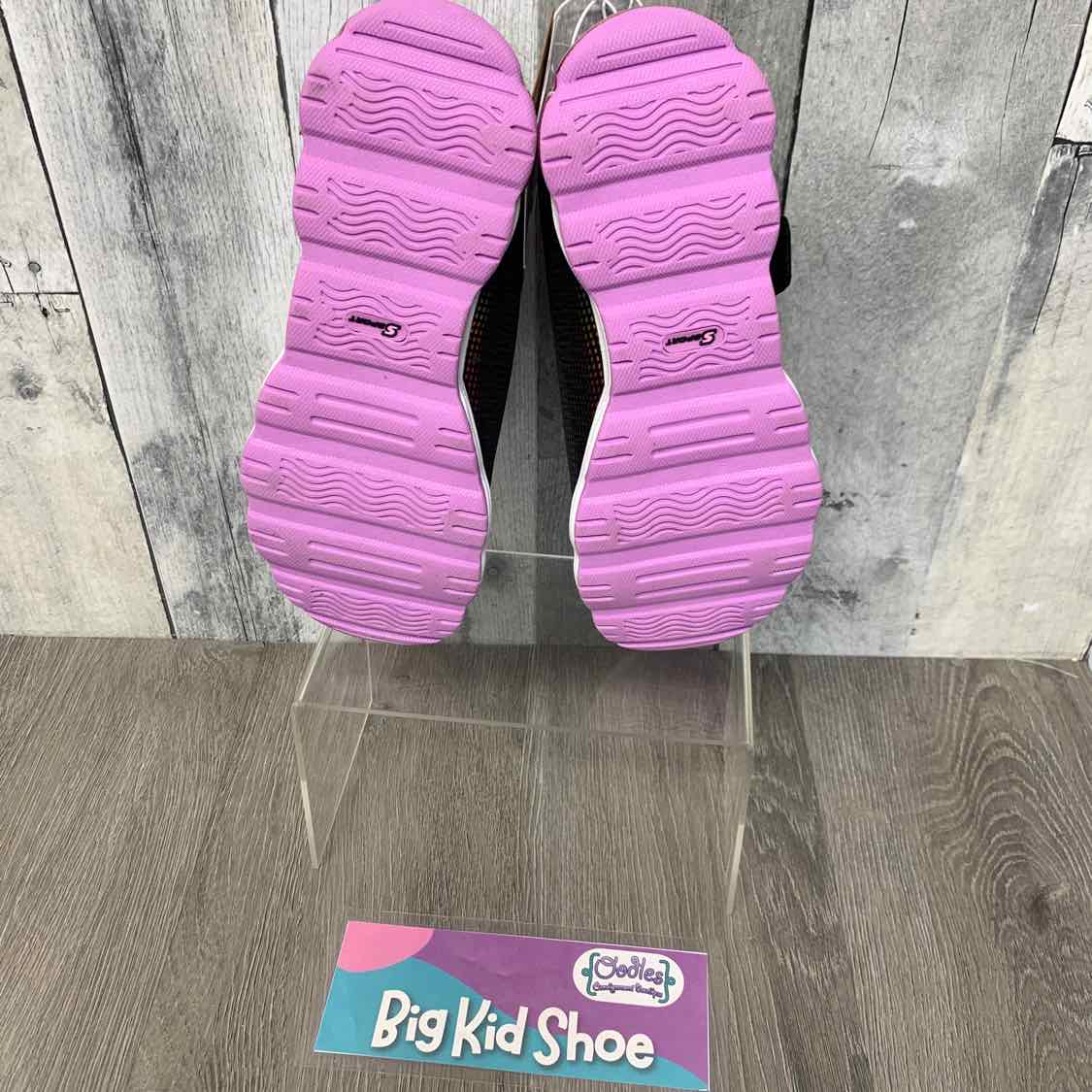 Size 3 Black/Pink Skechers Sneakers