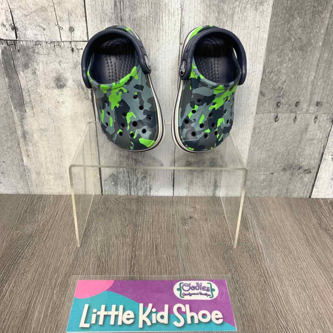 Size 4 Gray/Green Crocs Water Shoes