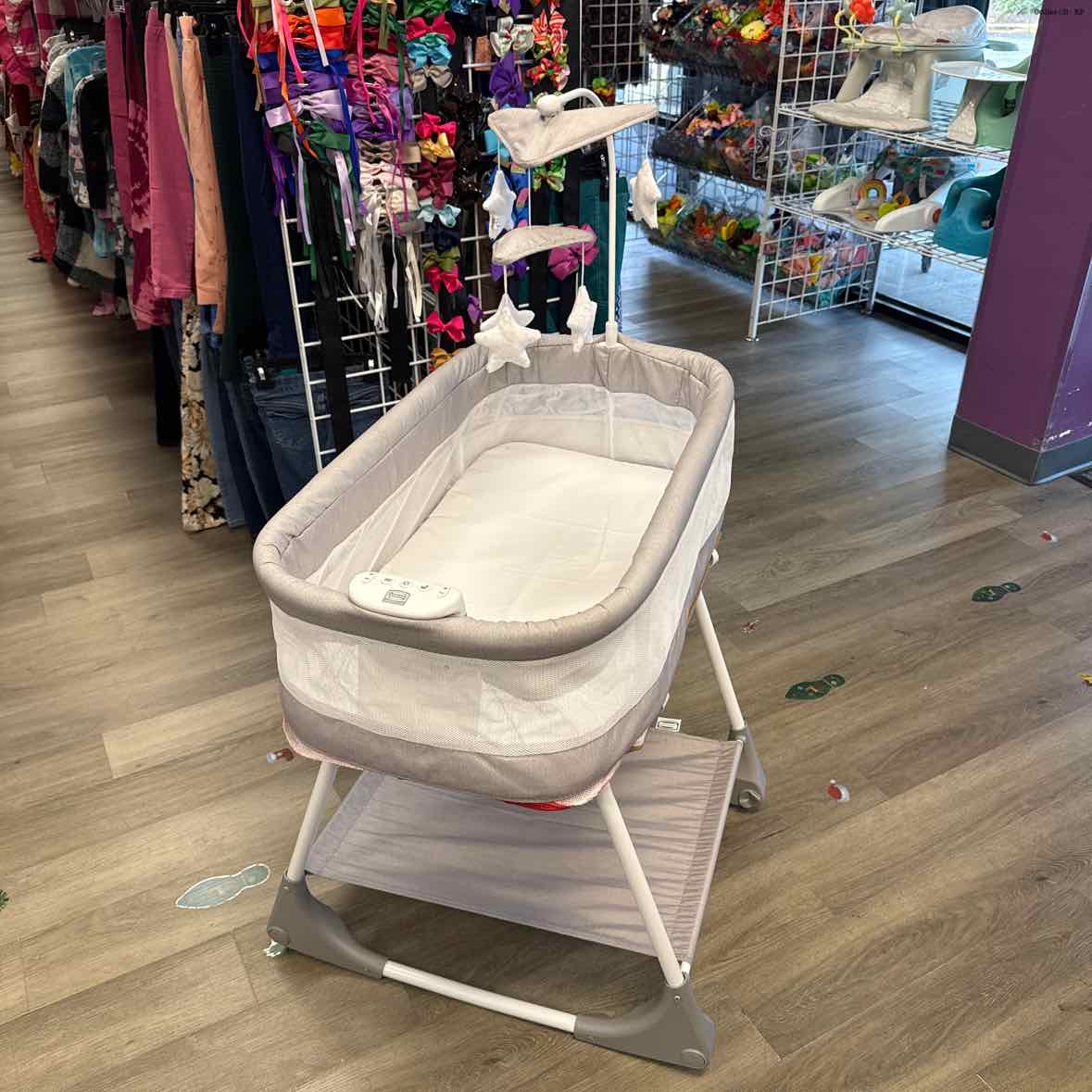 Simmons Gray/White Bassinet