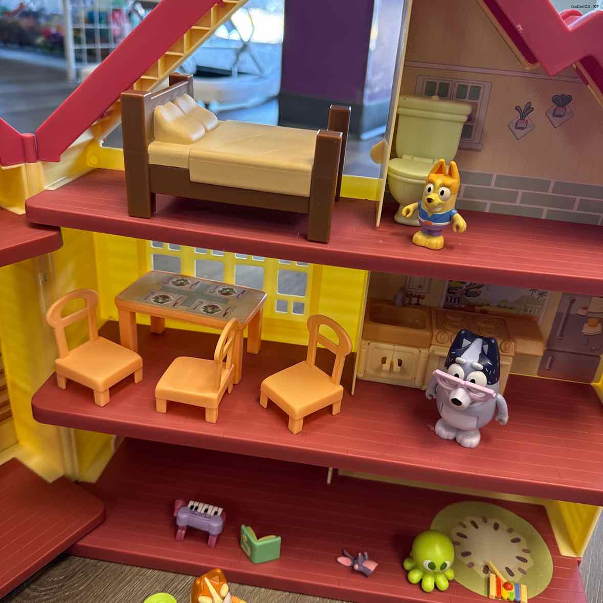 Disney Tan/Red Misc Playset
