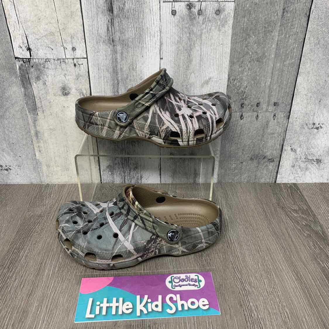 Size 2 Green Camo Crocs Water Shoes