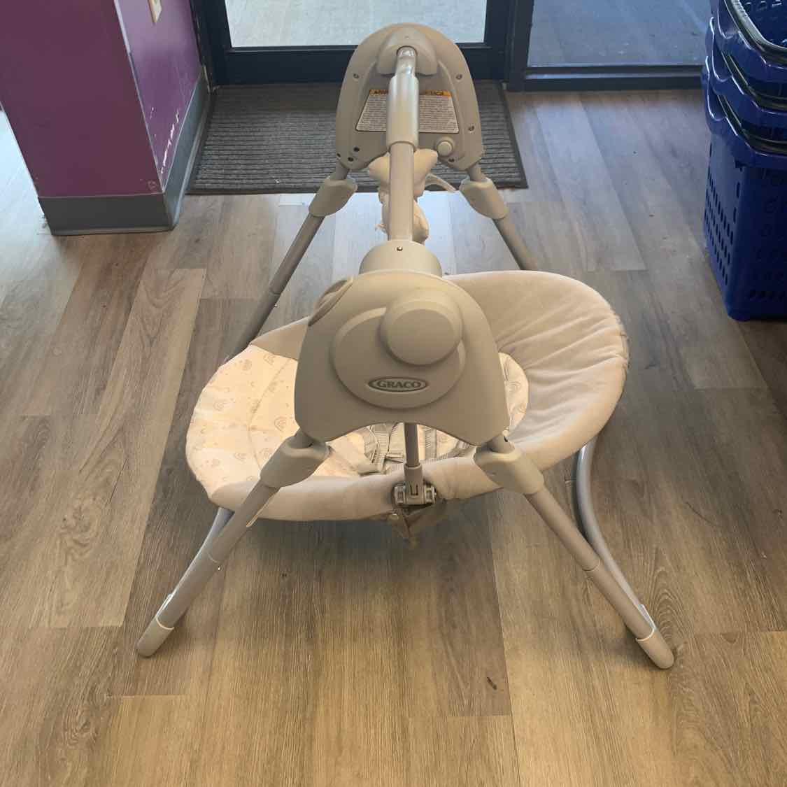 Graco Gray/White Swing - No Pwr