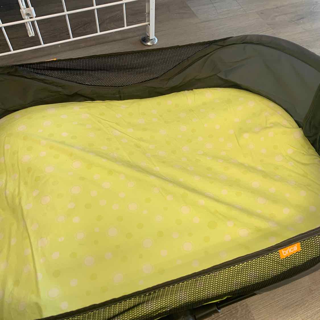 brica Gray/Green Travel Bed