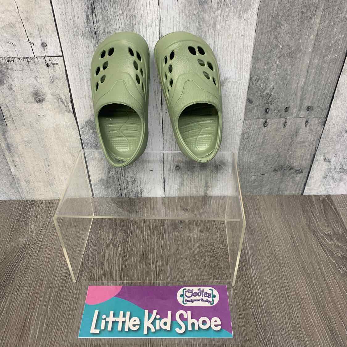 Size 4 Green Mid Brand Water Shoes