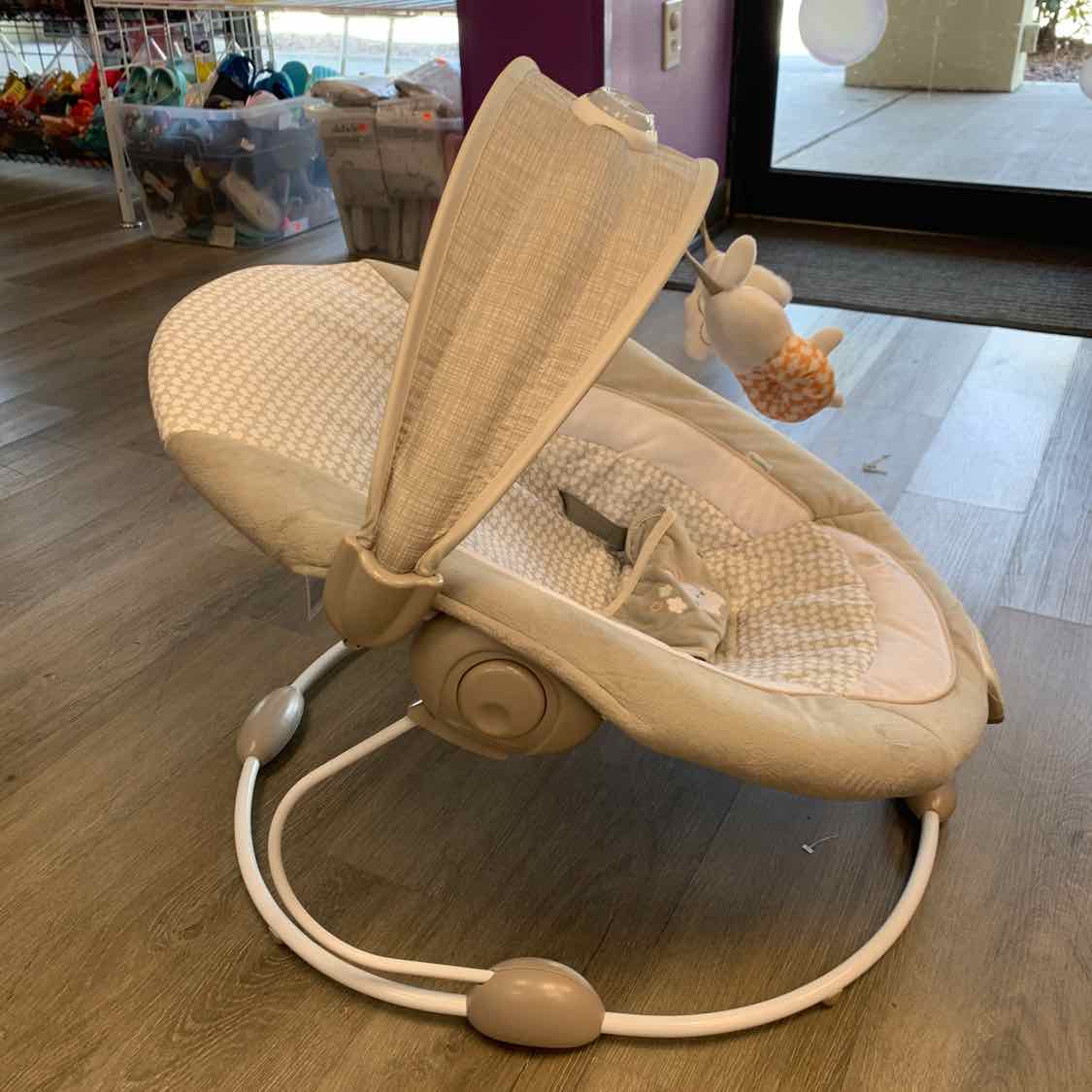 Ingenuity Gray/White Bouncer