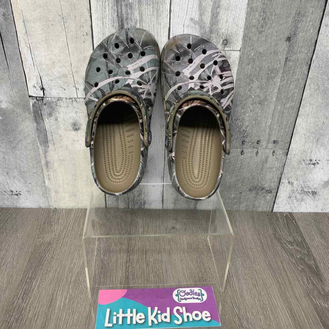 Size 2 Green Camo Crocs Water Shoes