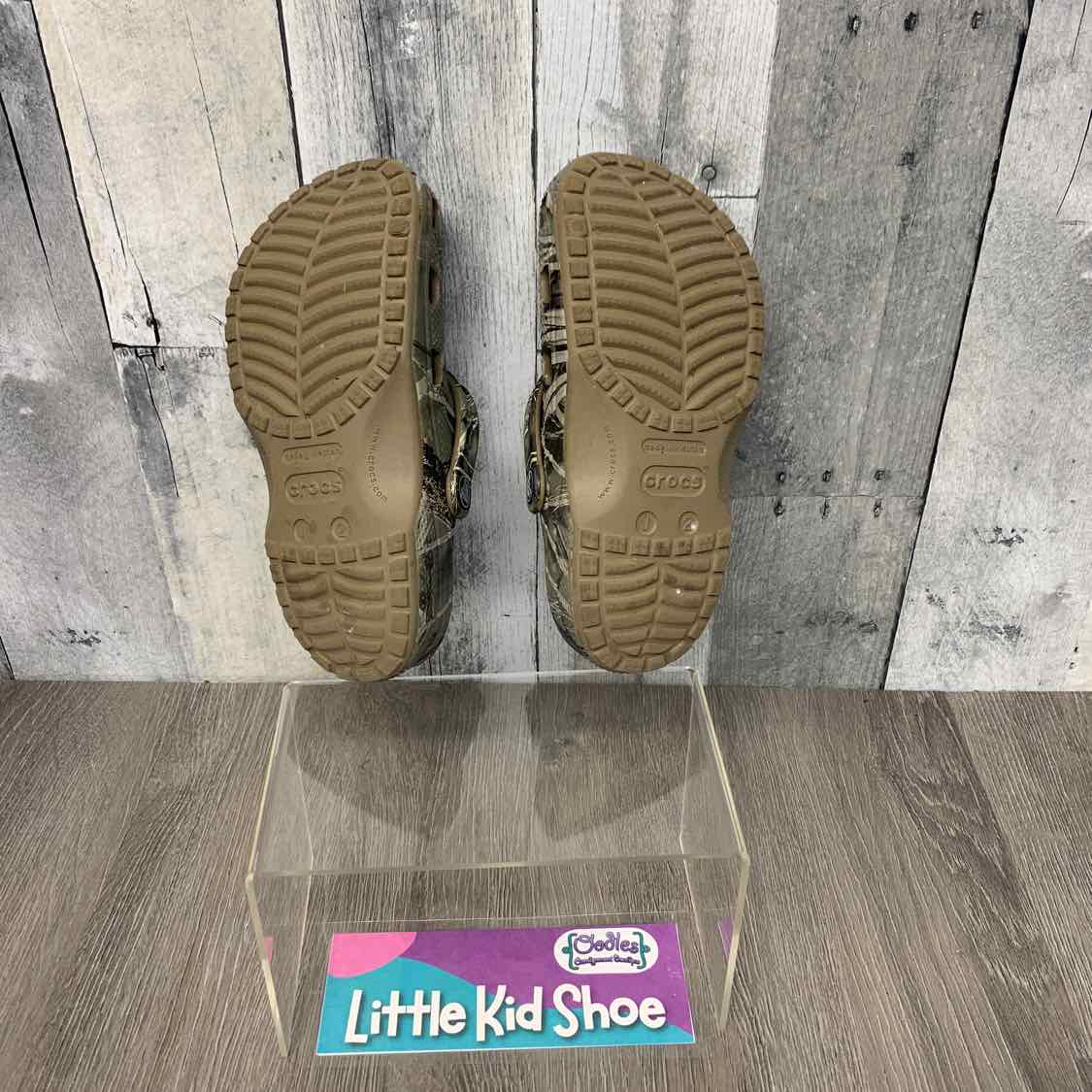 Size 2 Green Camo Crocs Water Shoes