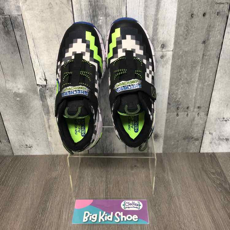 Size 4.5 Black/Green Skechers Sneakers