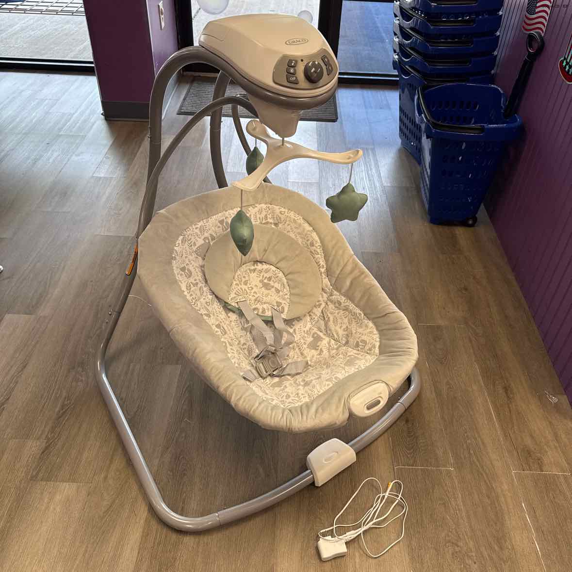 Graco Gray Print Swing w/ Pwr Plug