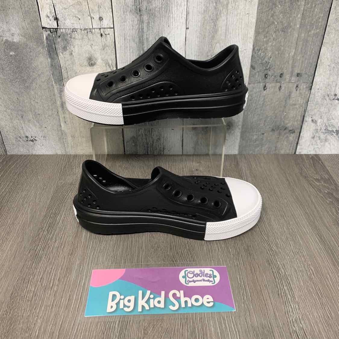 Size 4 Black/White Converse Water Shoes