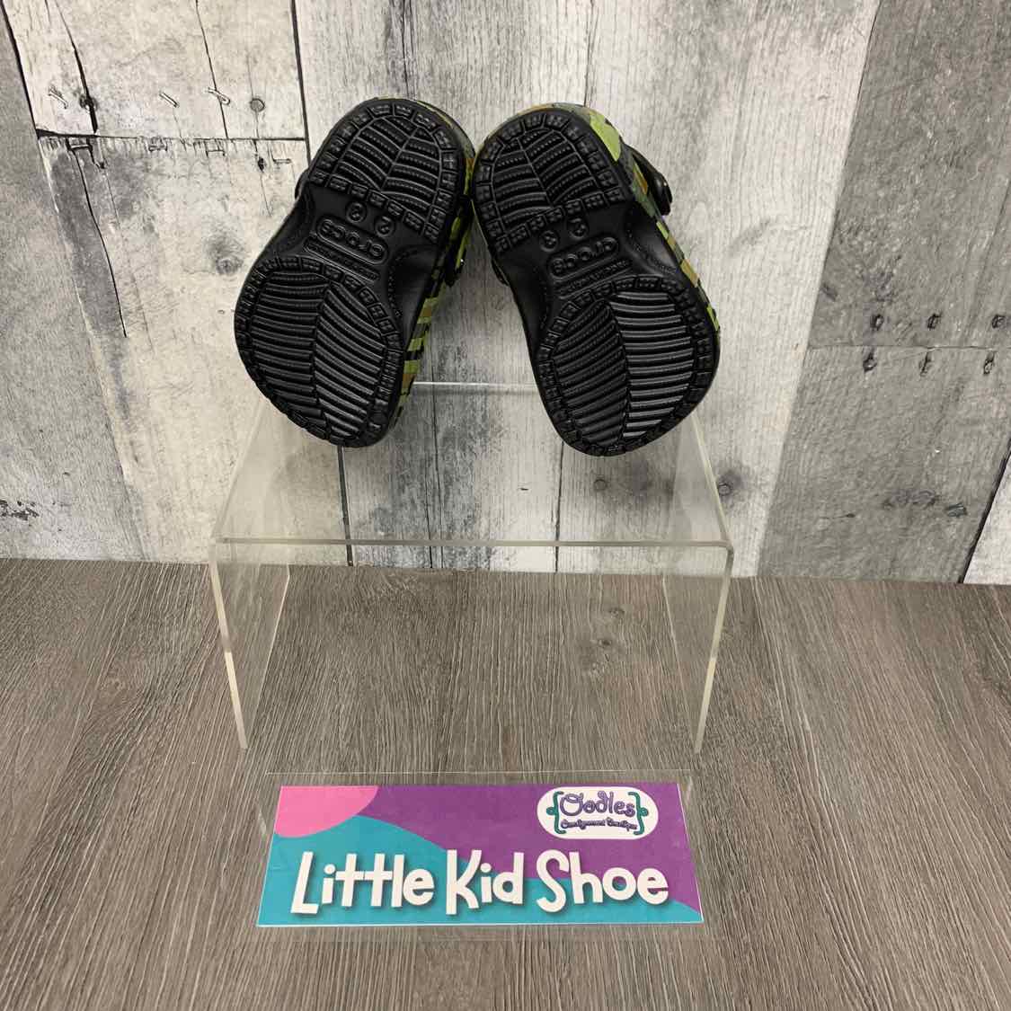 Size 3 Black/Green Crocs Water Shoes