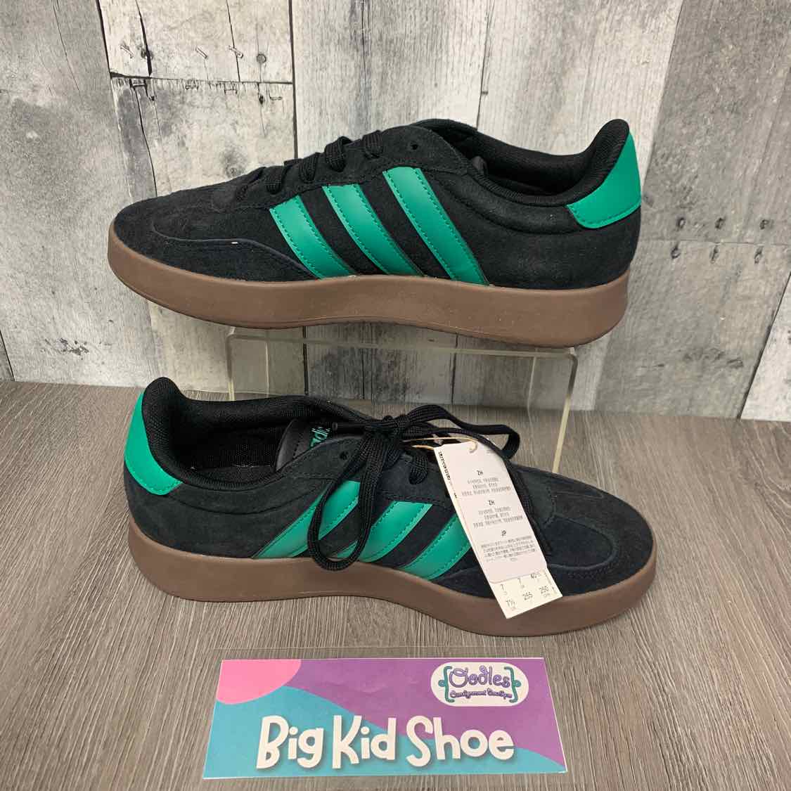 Size 7.5 Black/Green Sport Brand Sneakers