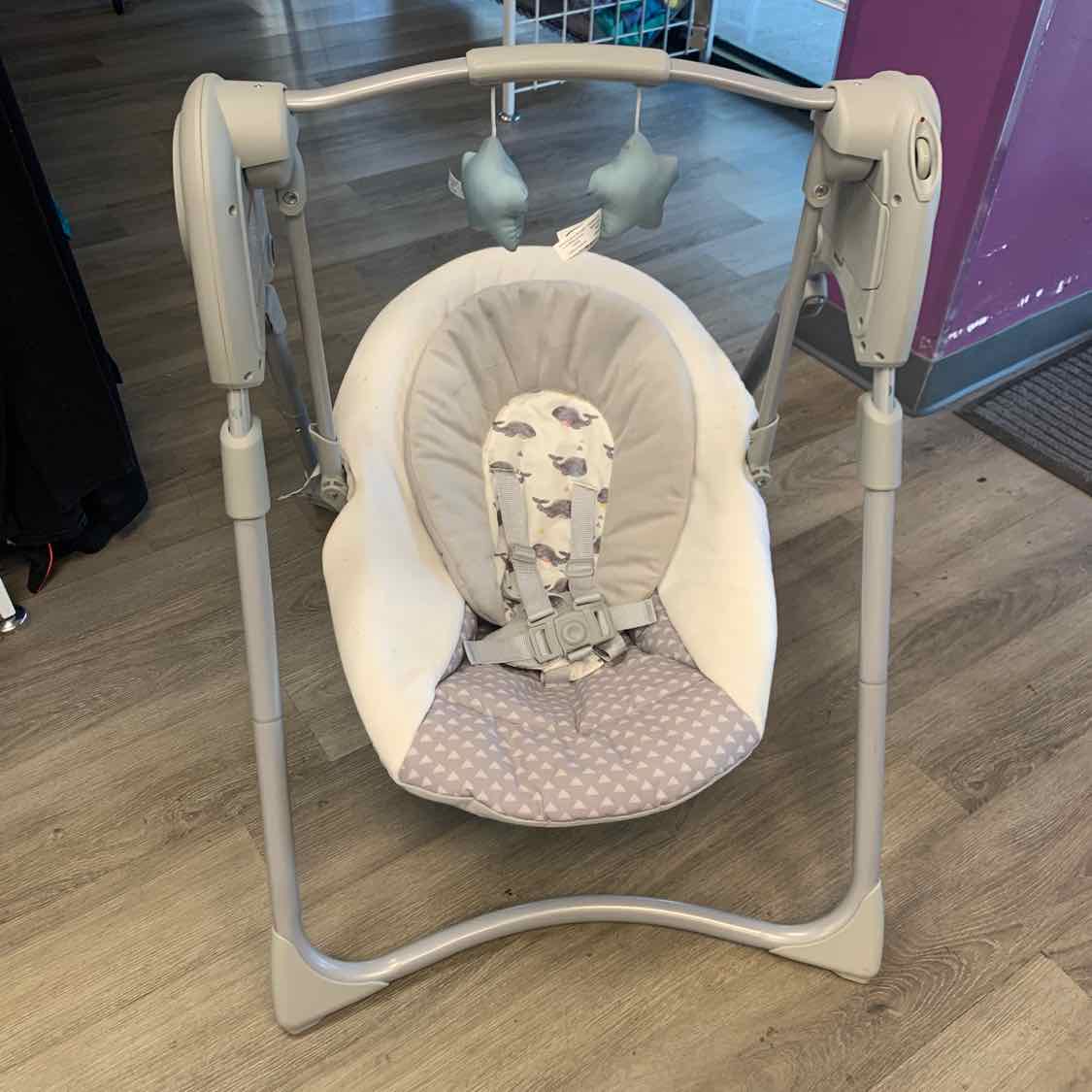 Graco Gray/White Travel Swing