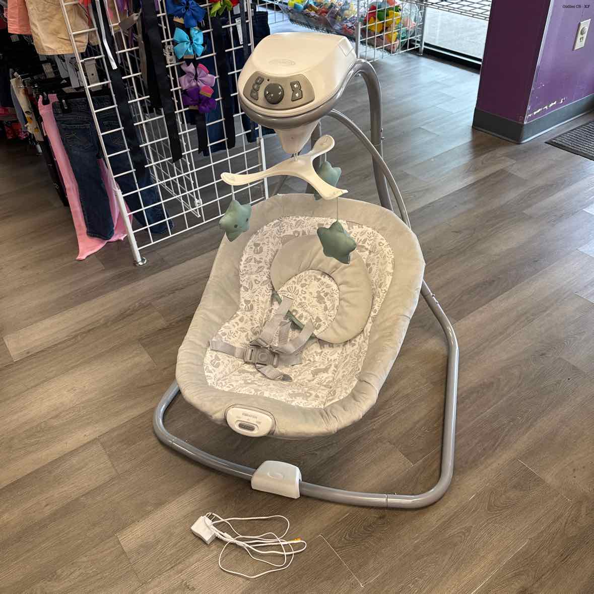 Graco Gray Print Swing w/ Pwr Plug