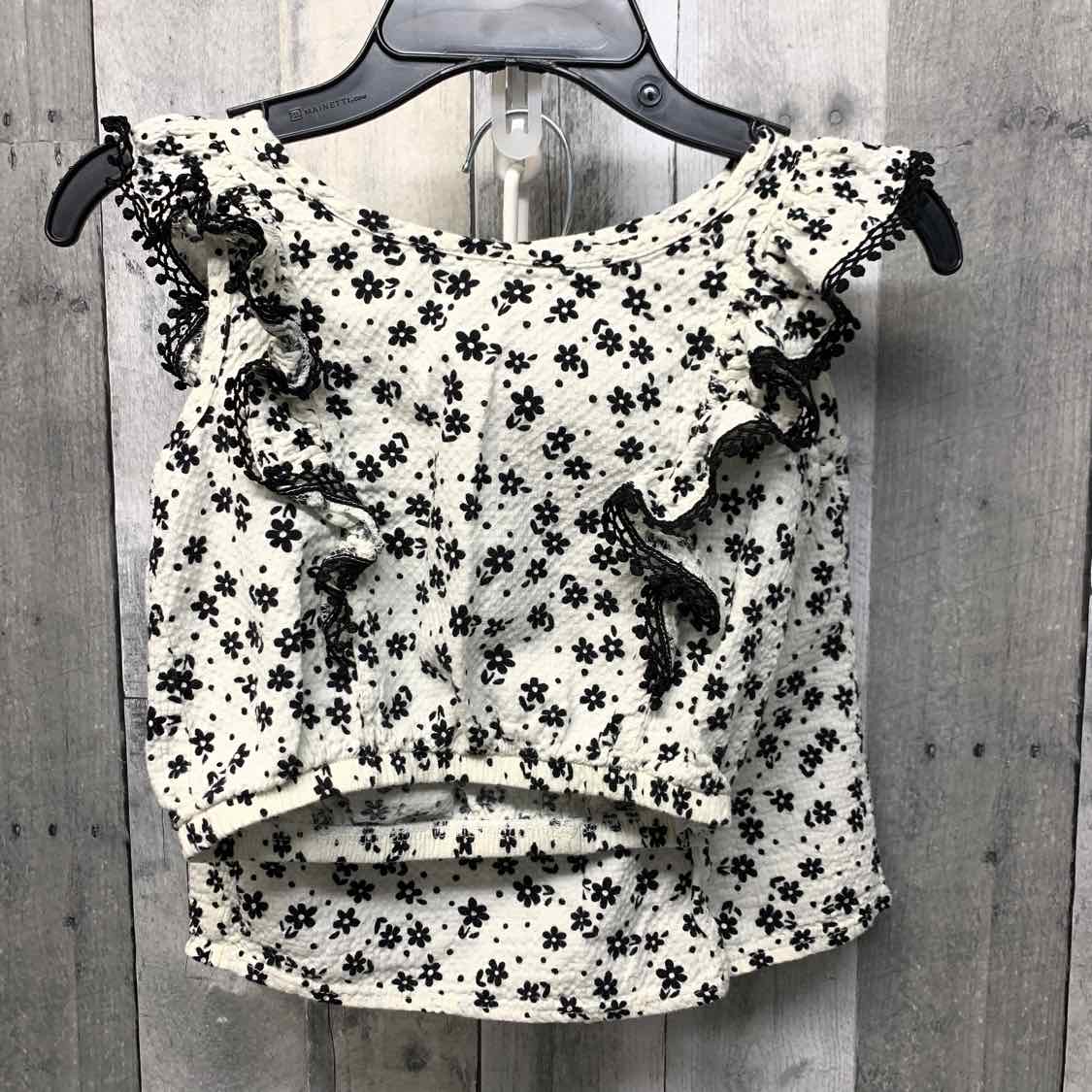 Size 7/8 White/Black Mid Brand Shirt/Shorts