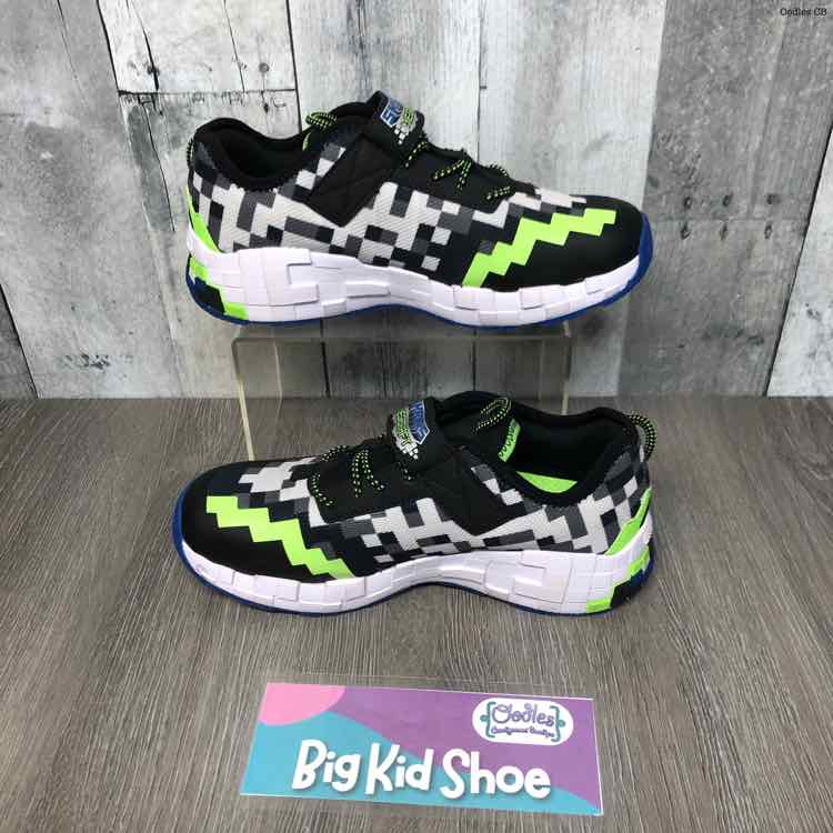 Size 4.5 Black/Green Skechers Sneakers
