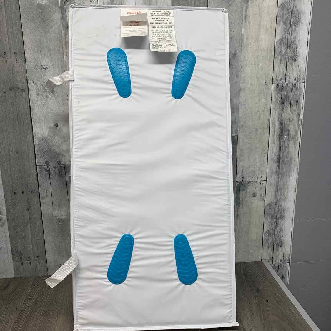Munchkin White Changing Pad - Contoured