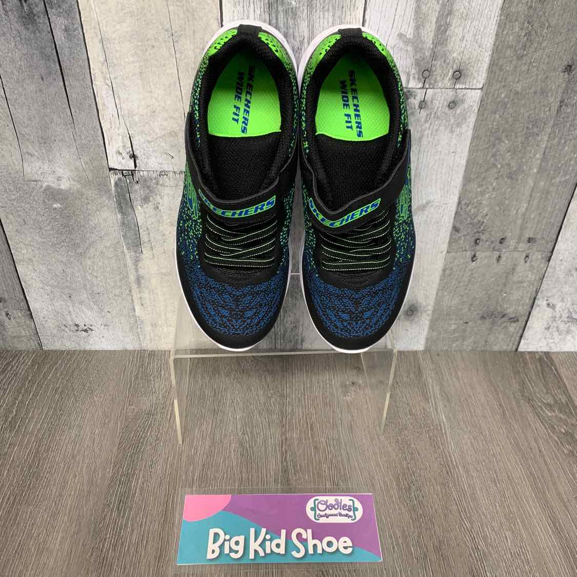 Size 2 Black/Green Skechers Sneakers
