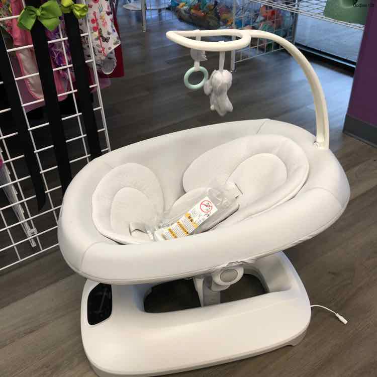 Graco White Swing w/ Pwr Plug