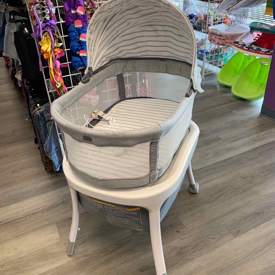 Graco Gray/White Bassinet