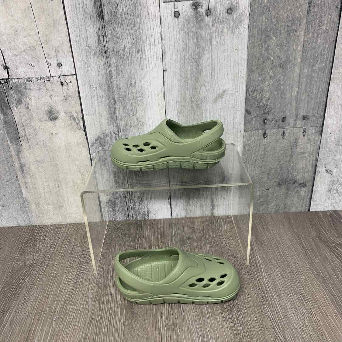 Size 4 Green Mid Brand Water Shoes